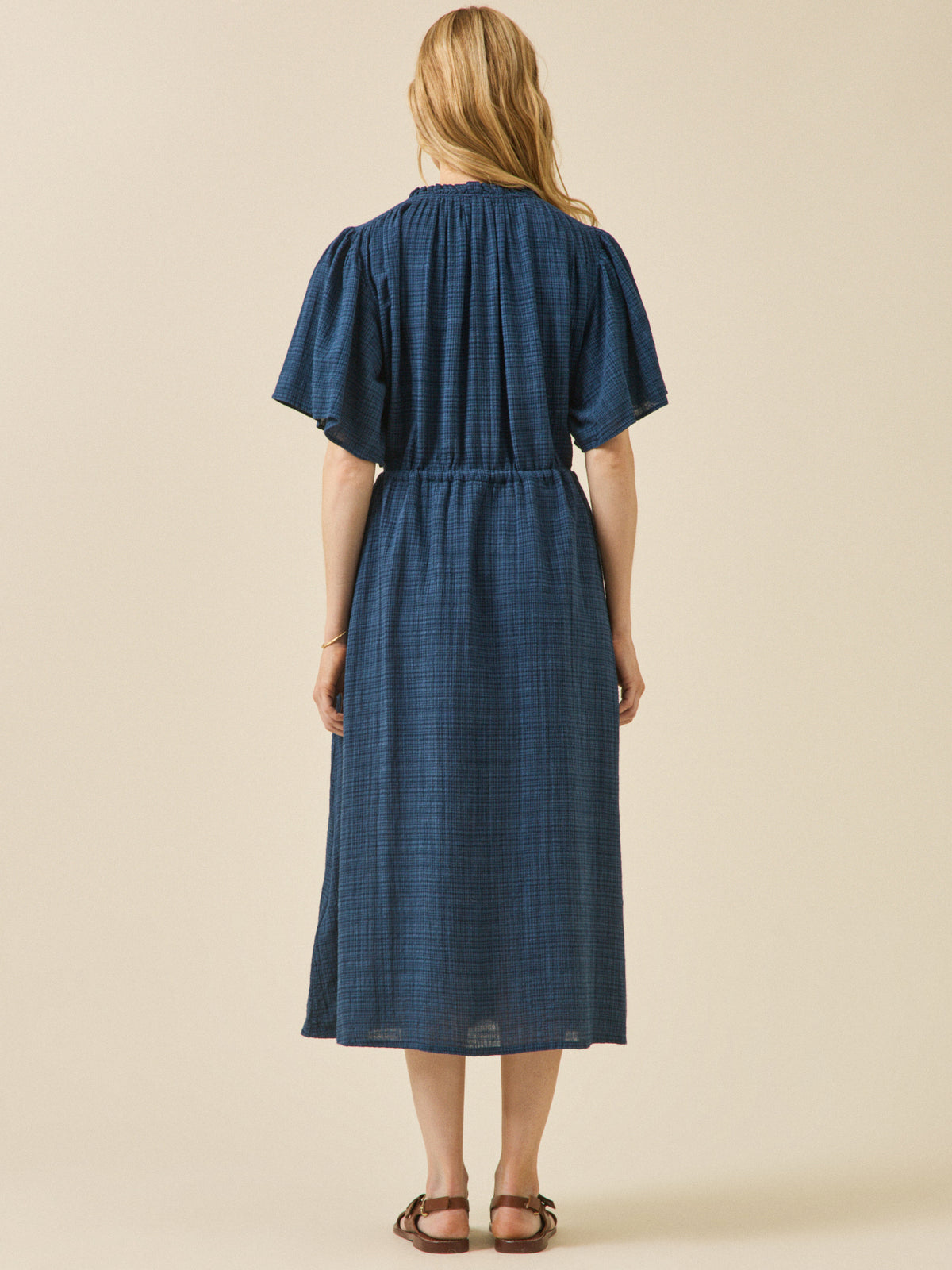 Robe longue en crépon manches papillon femme