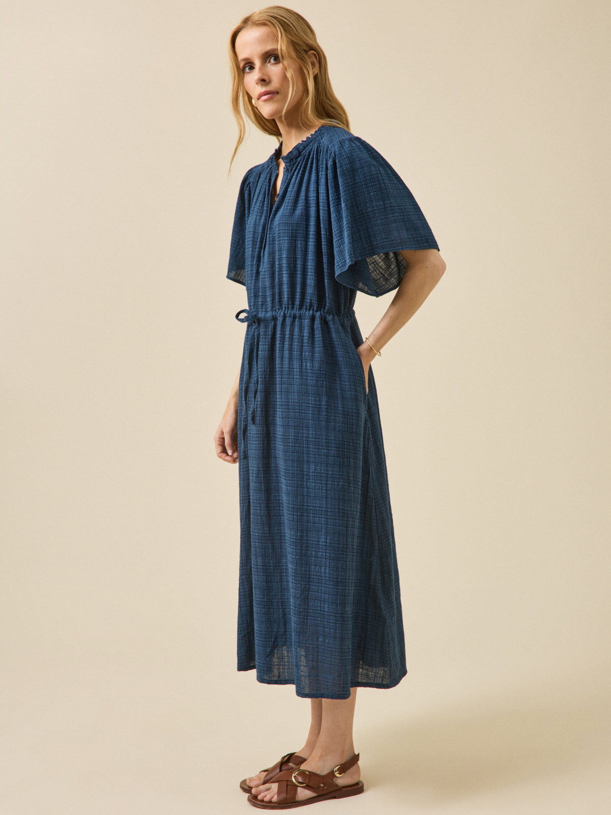 Robe longue en crépon manches papillon femme