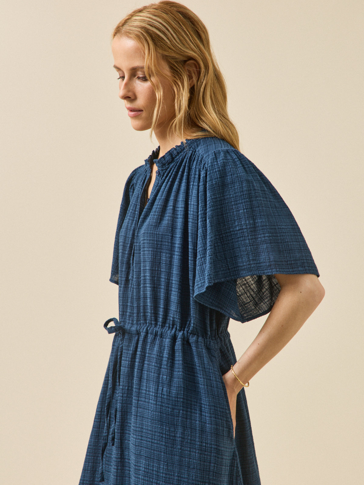 Robe longue en crépon manches papillon femme