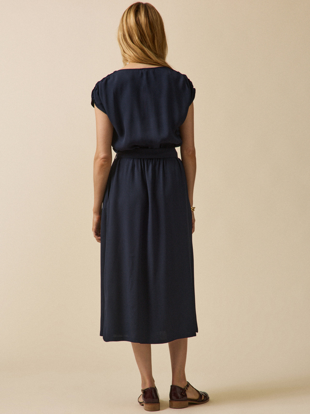 Robe sans manches crêpe uni femme