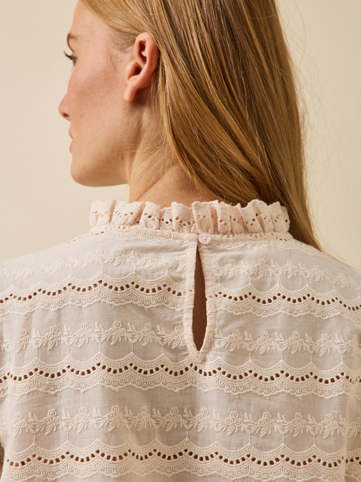 Top broderie anglaise col volanté femme