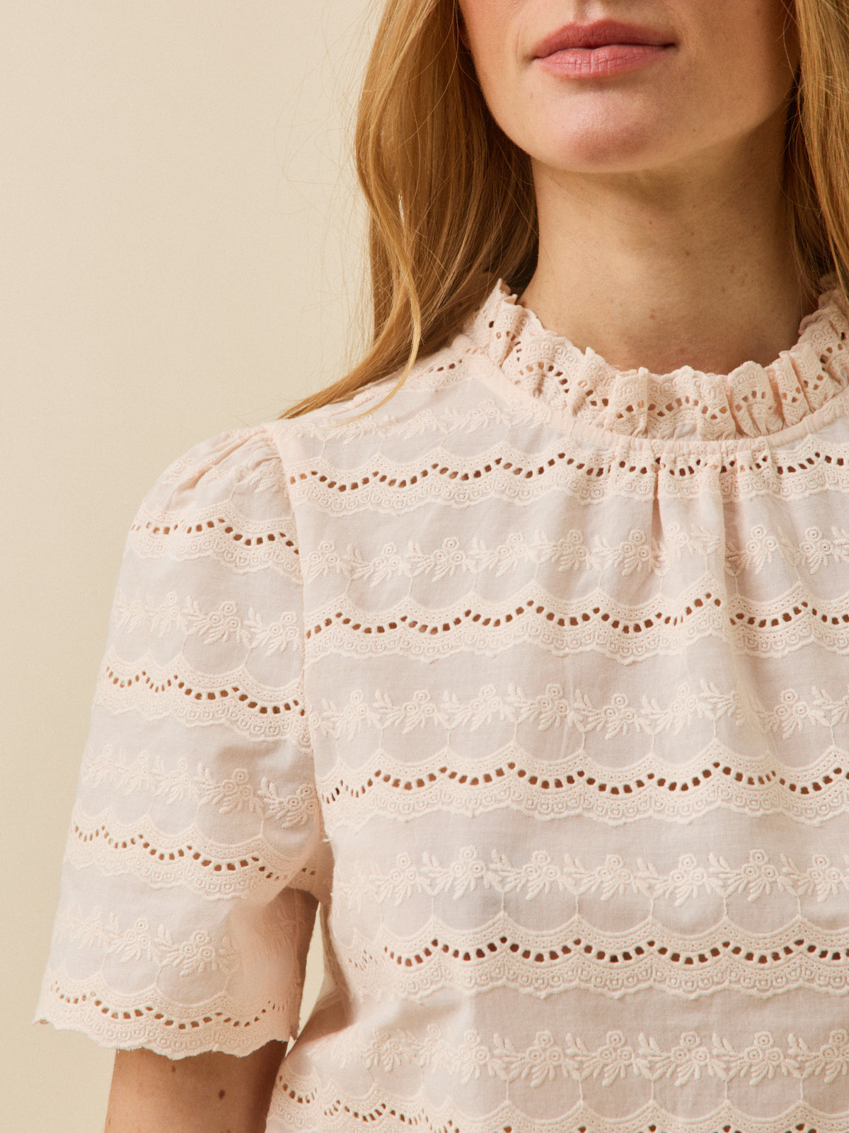 Top broderie anglaise col volanté femme