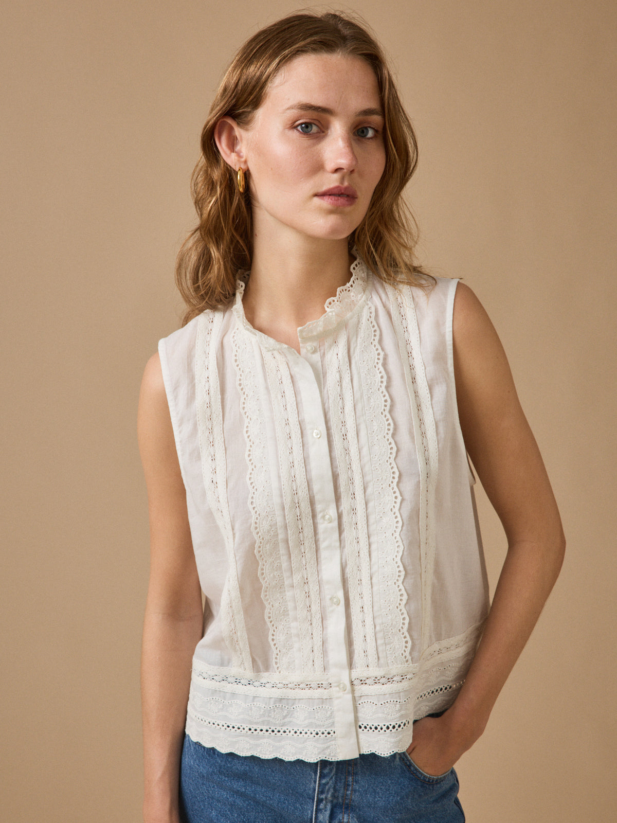 Top sans manches boutonné brodé femme