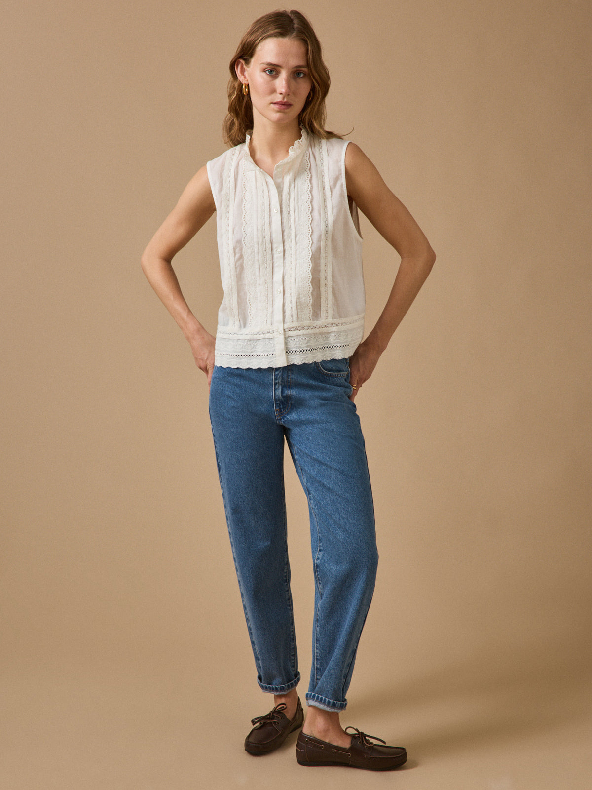 Top sans manches boutonné brodé femme
