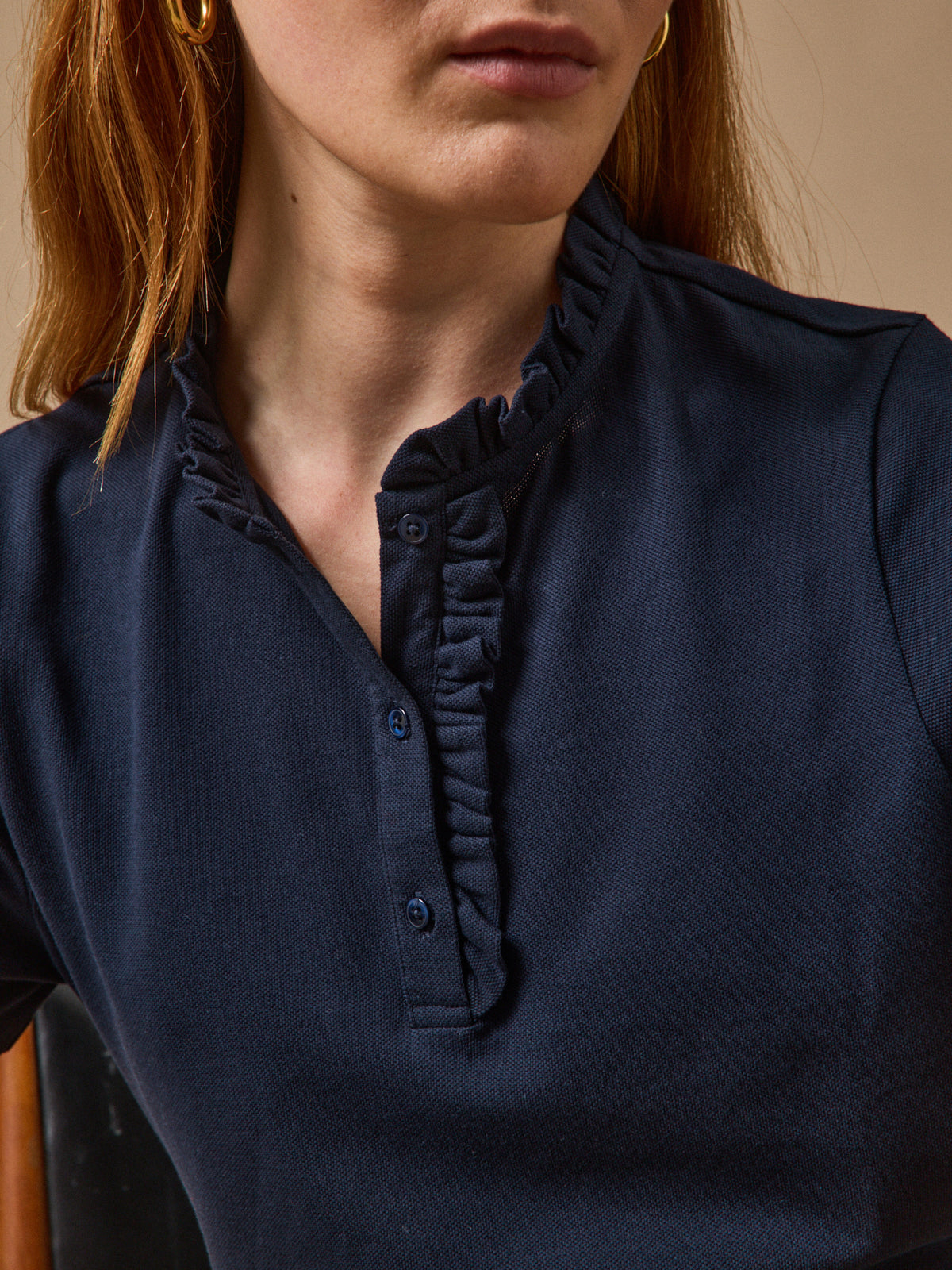 Polo maille piquée col volanté femme