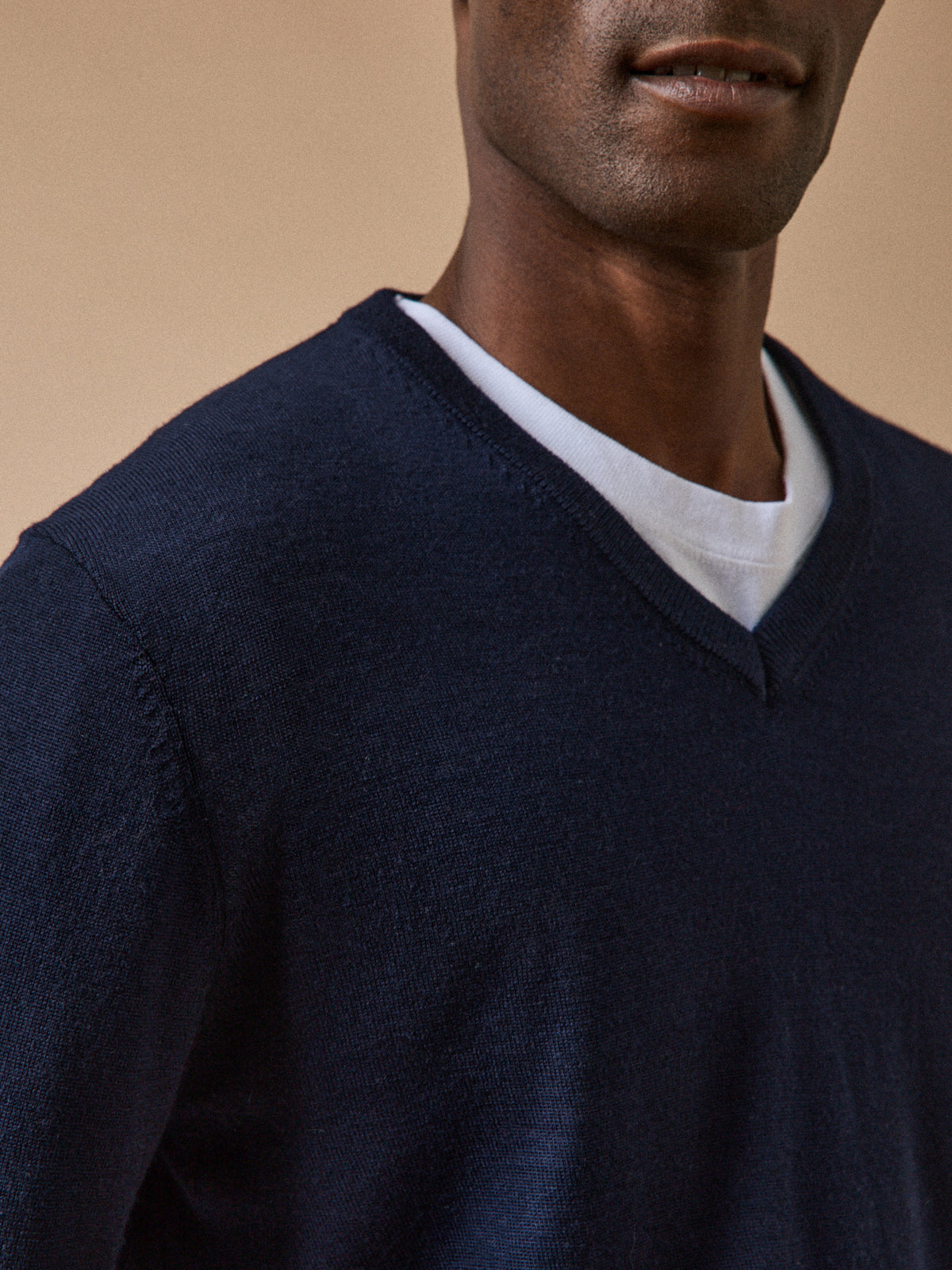 Pull fin col V laine mérinos homme