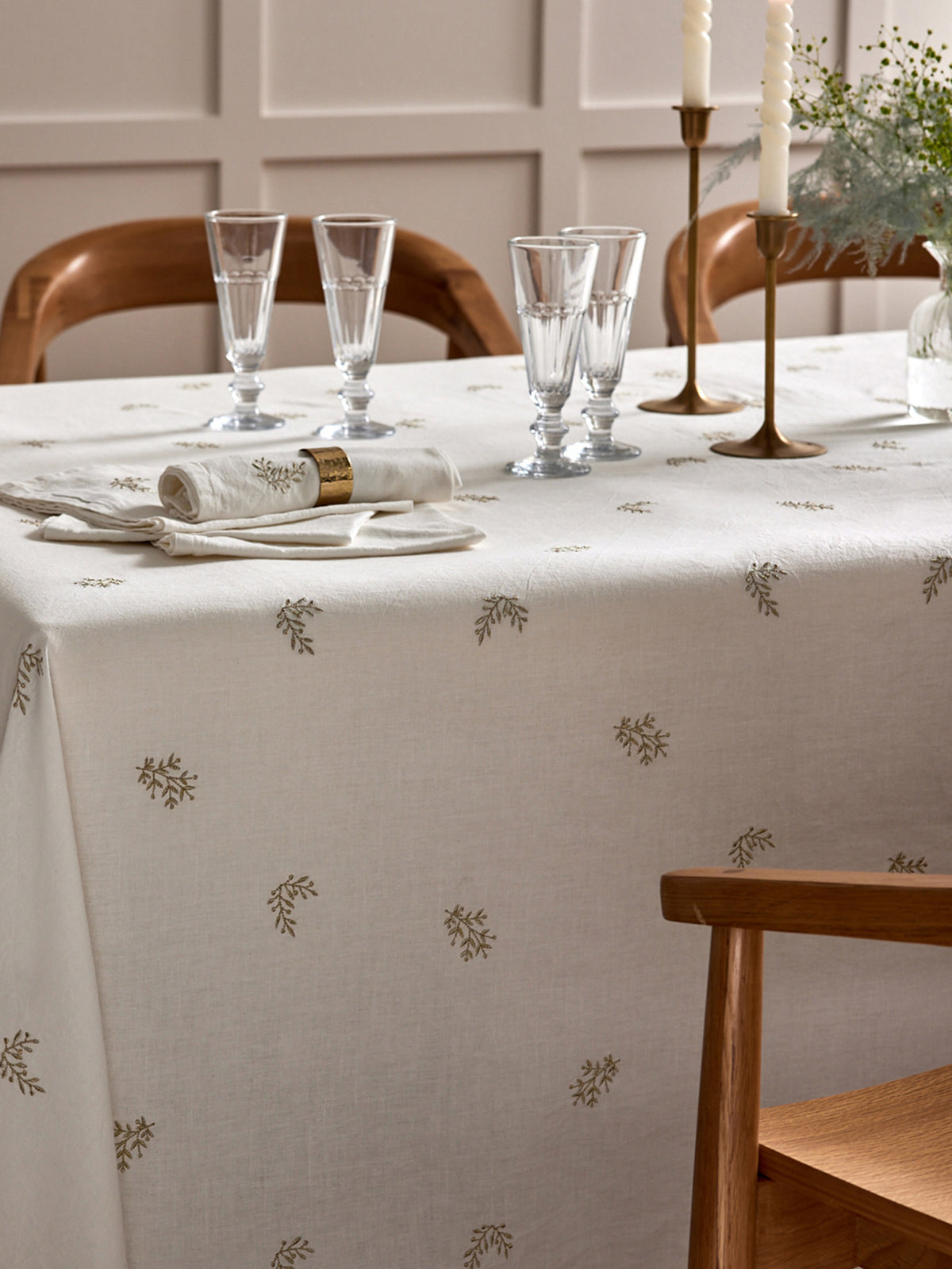 Nappe broderie dorée en coton tramé
