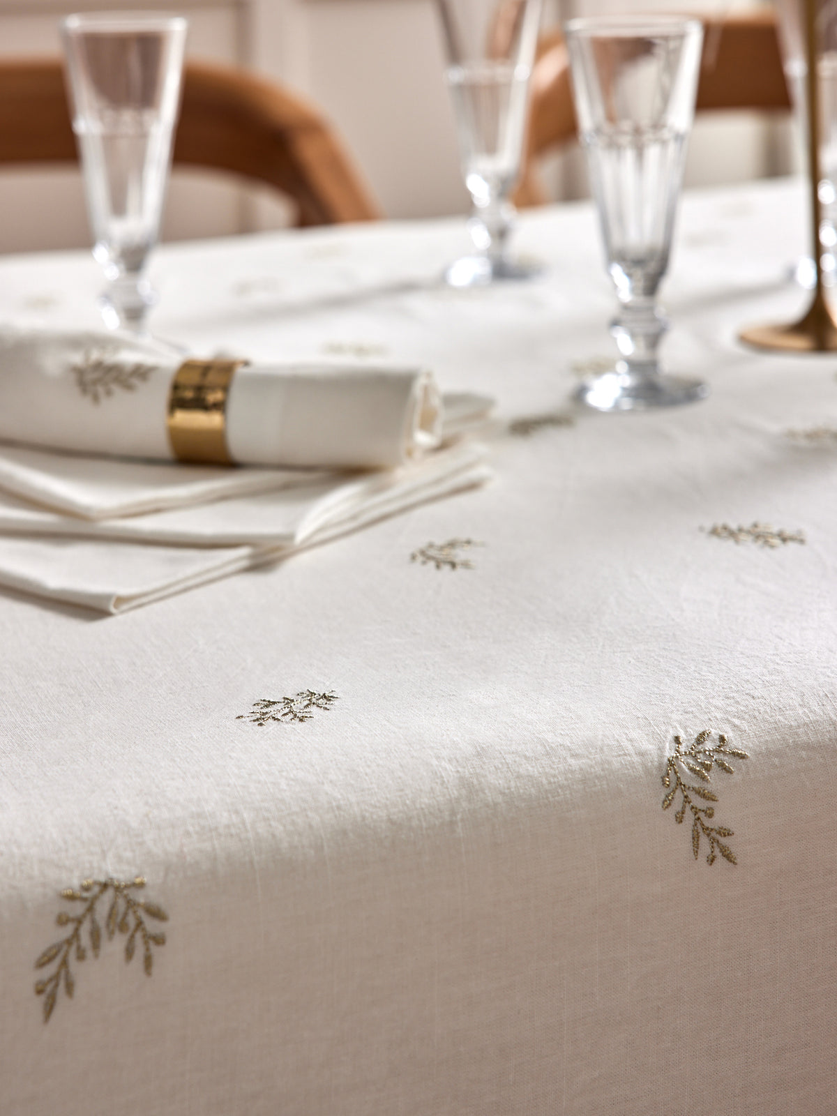 Nappe broderie dorée en coton tramé