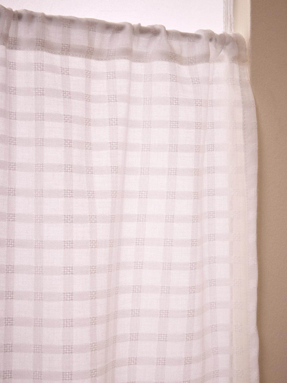 Brise-bise voile motif carreaux ton sur ton