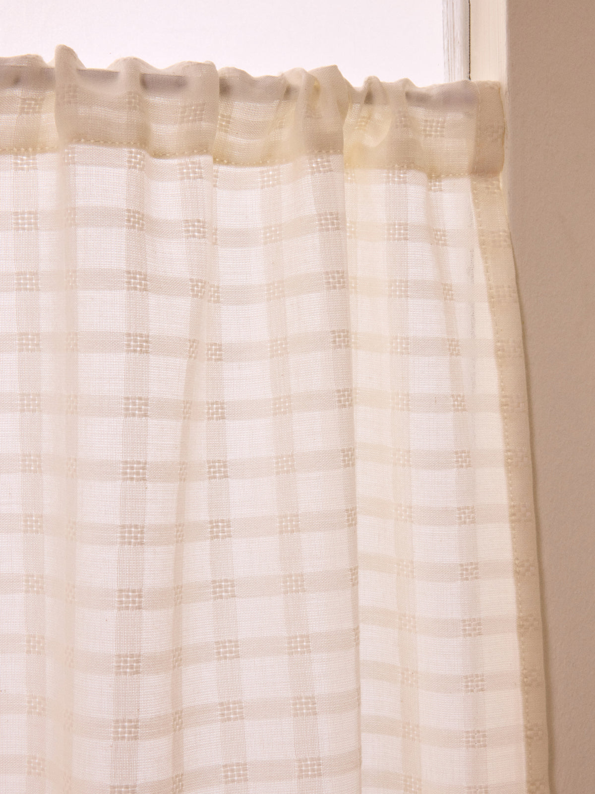 Brise-bise voile motif carreaux ton sur ton