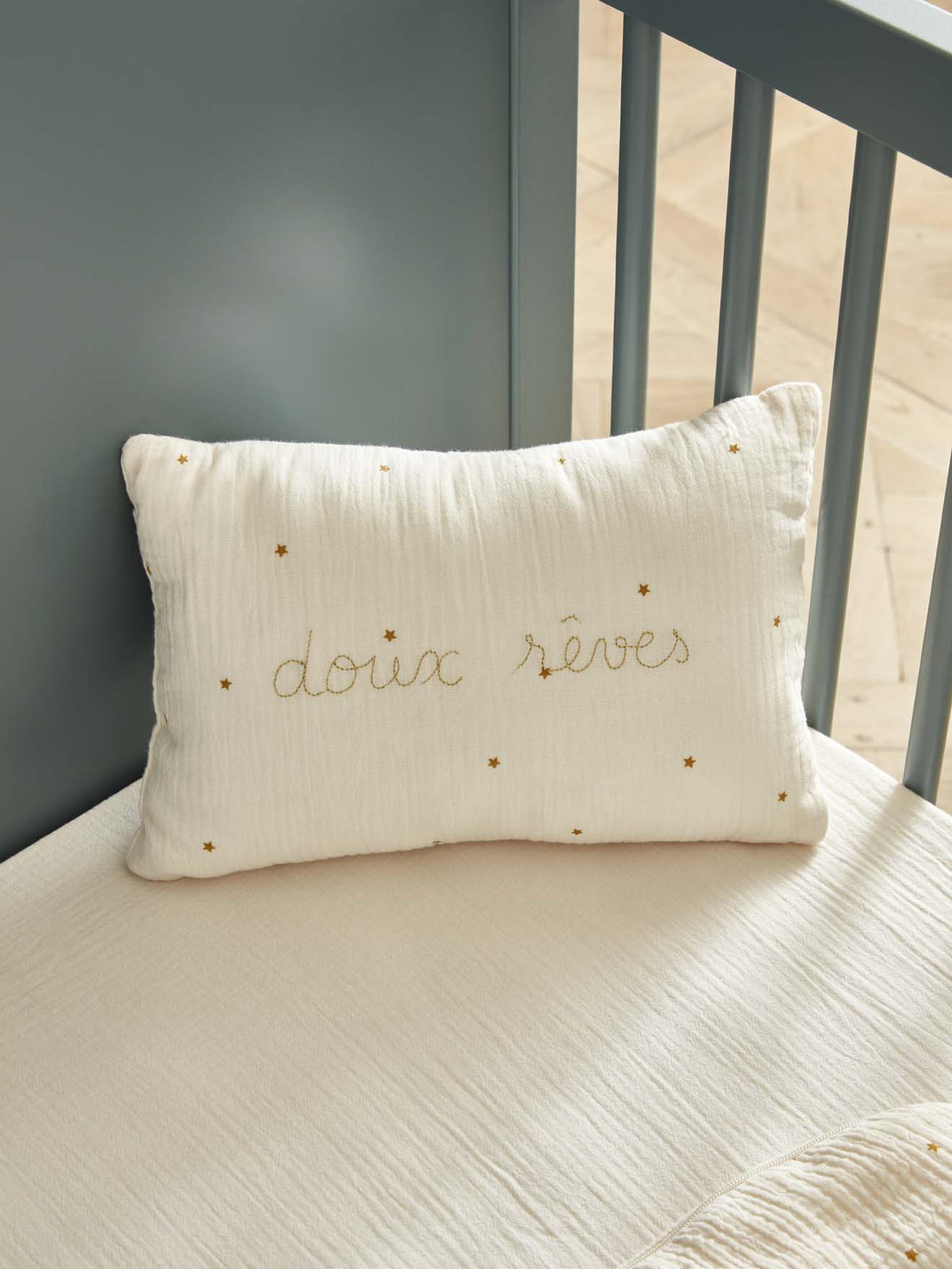 Petit coussin gaze de coton brodé