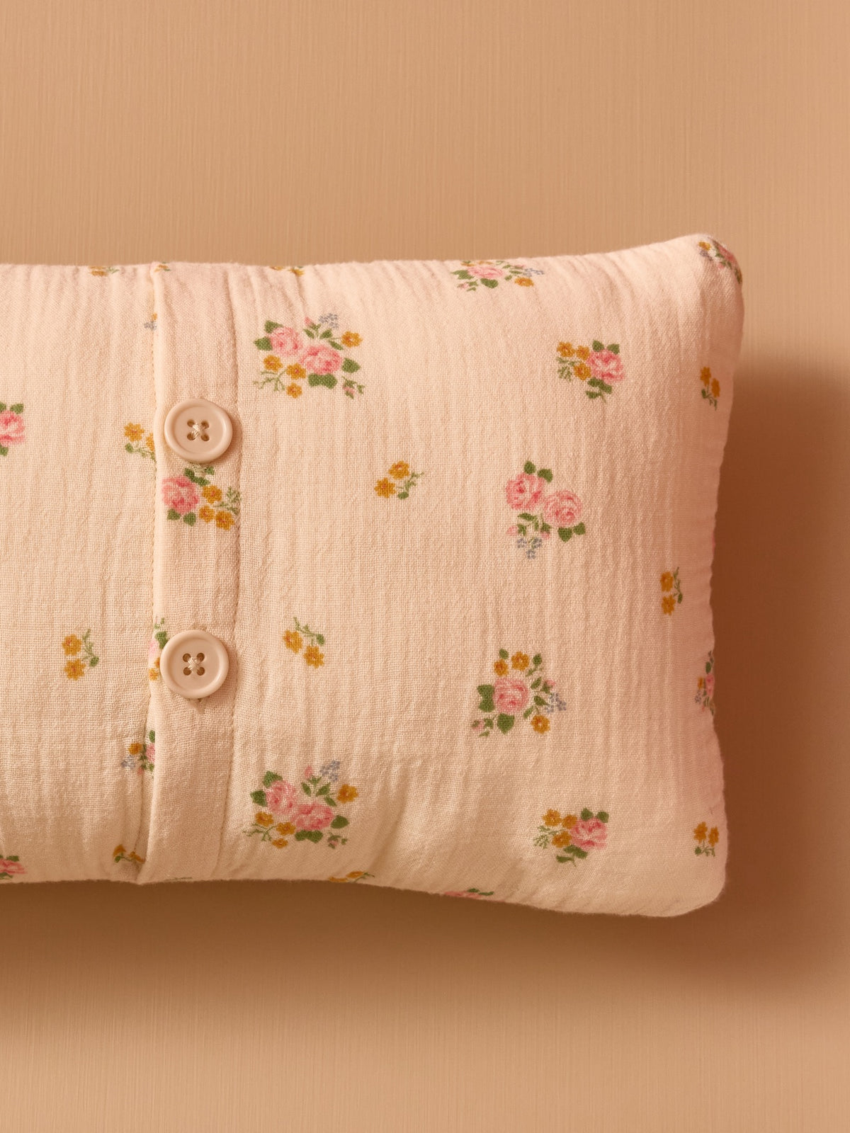 Petit coussin gaze de coton brodé