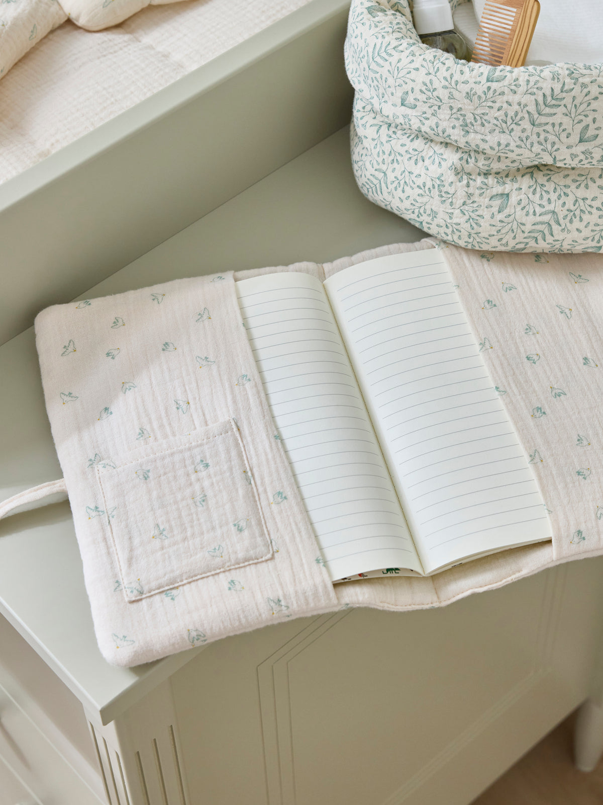 Housse pour carnet de santé en gaze hirondelles