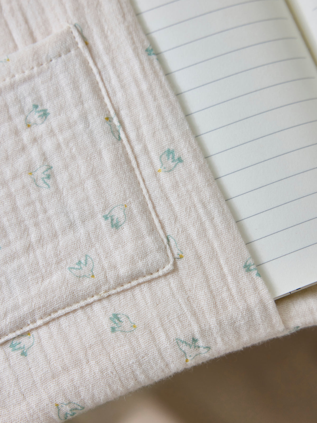 Housse pour carnet de santé en gaze hirondelles