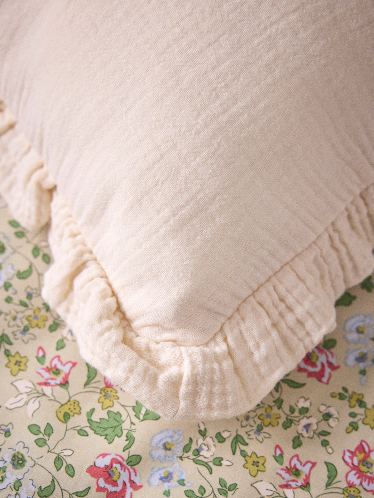 Coussin volanté en gaze et broderie dorée