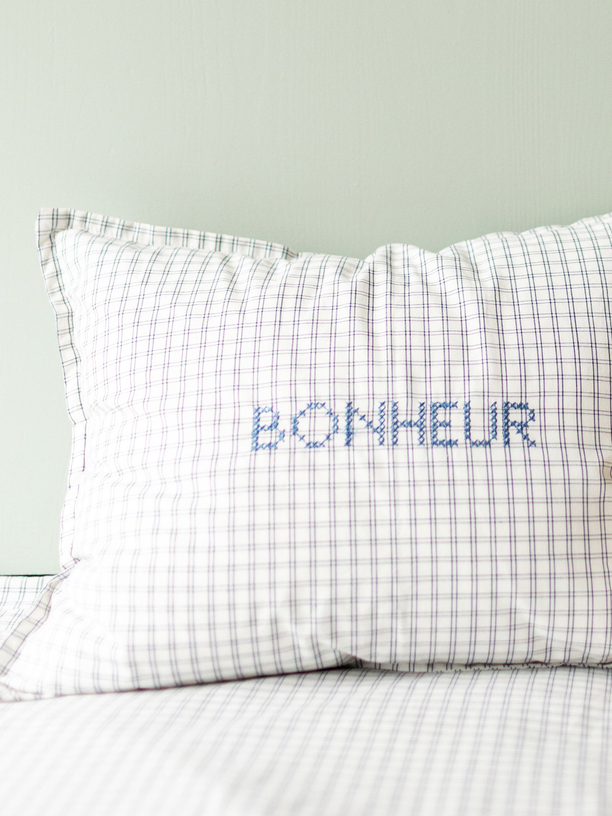 Housse de coussin petits carreaux brodée