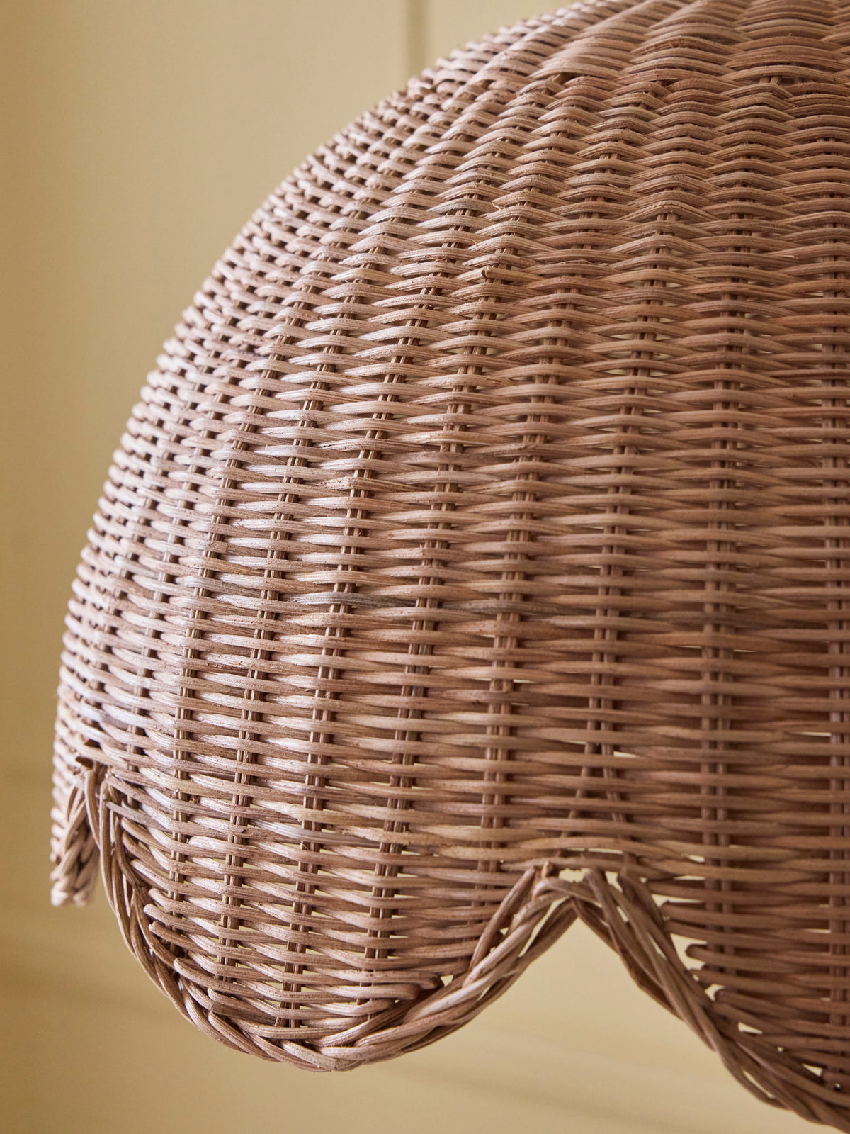 Suspension fleur en rotin