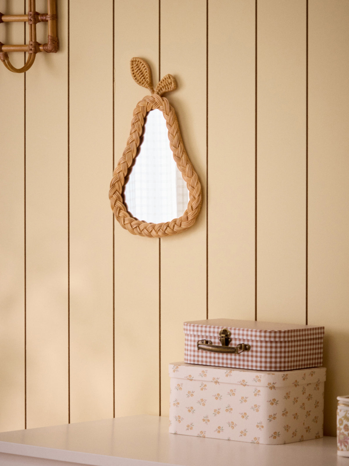 Miroir mural forme poire en rotin