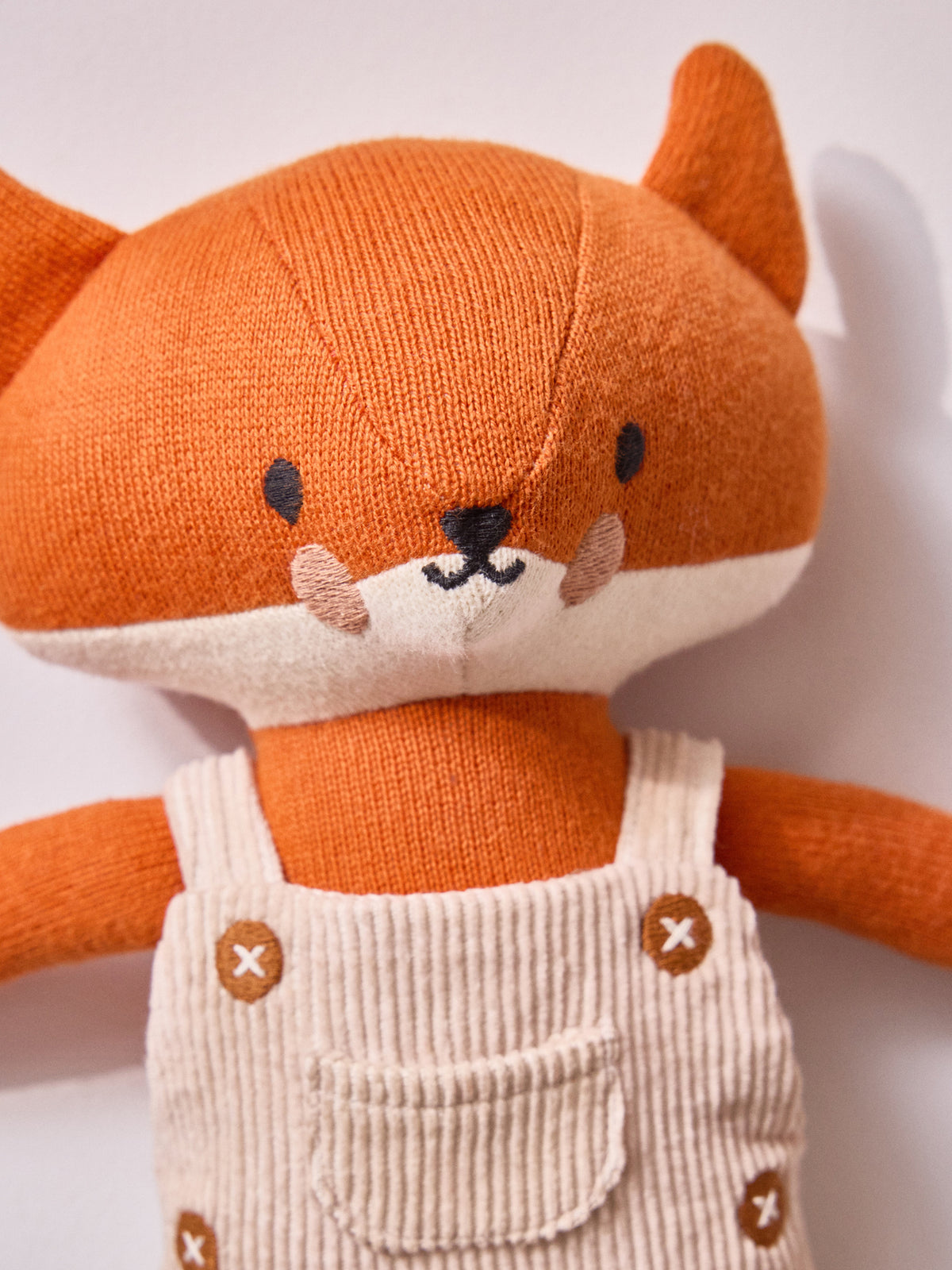 Peluche renard en tricot avec salopette velours