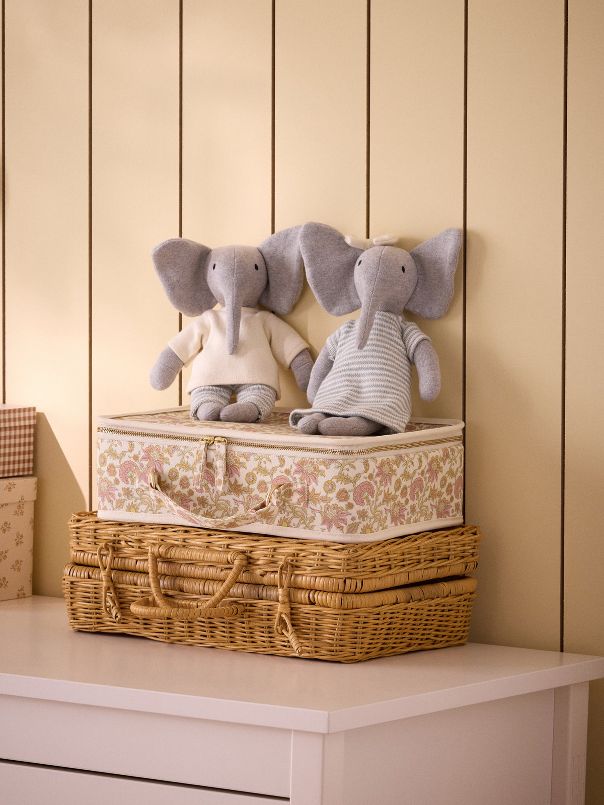 Peluche éléphant en tricot avec robe en point mousse