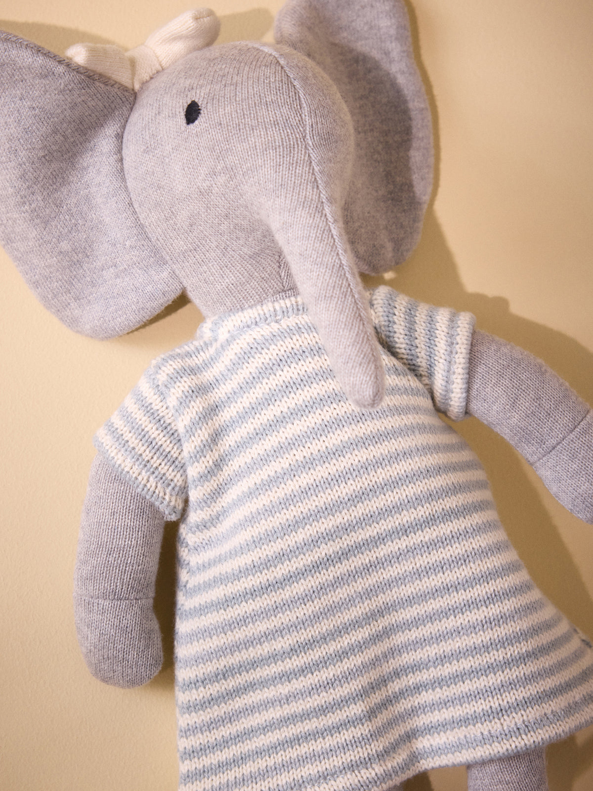 Peluche éléphant en tricot avec robe en point mousse