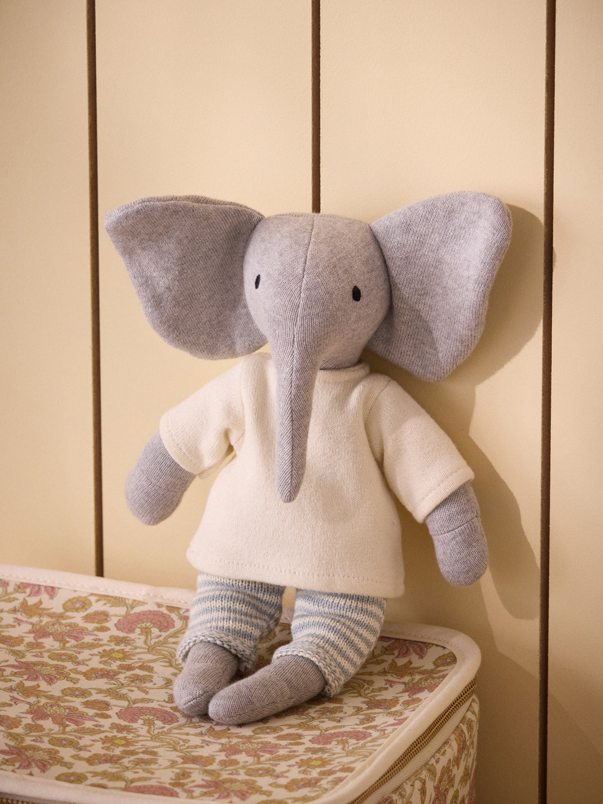Peluche éléphant en tricot avec un ensemble en point mousse
