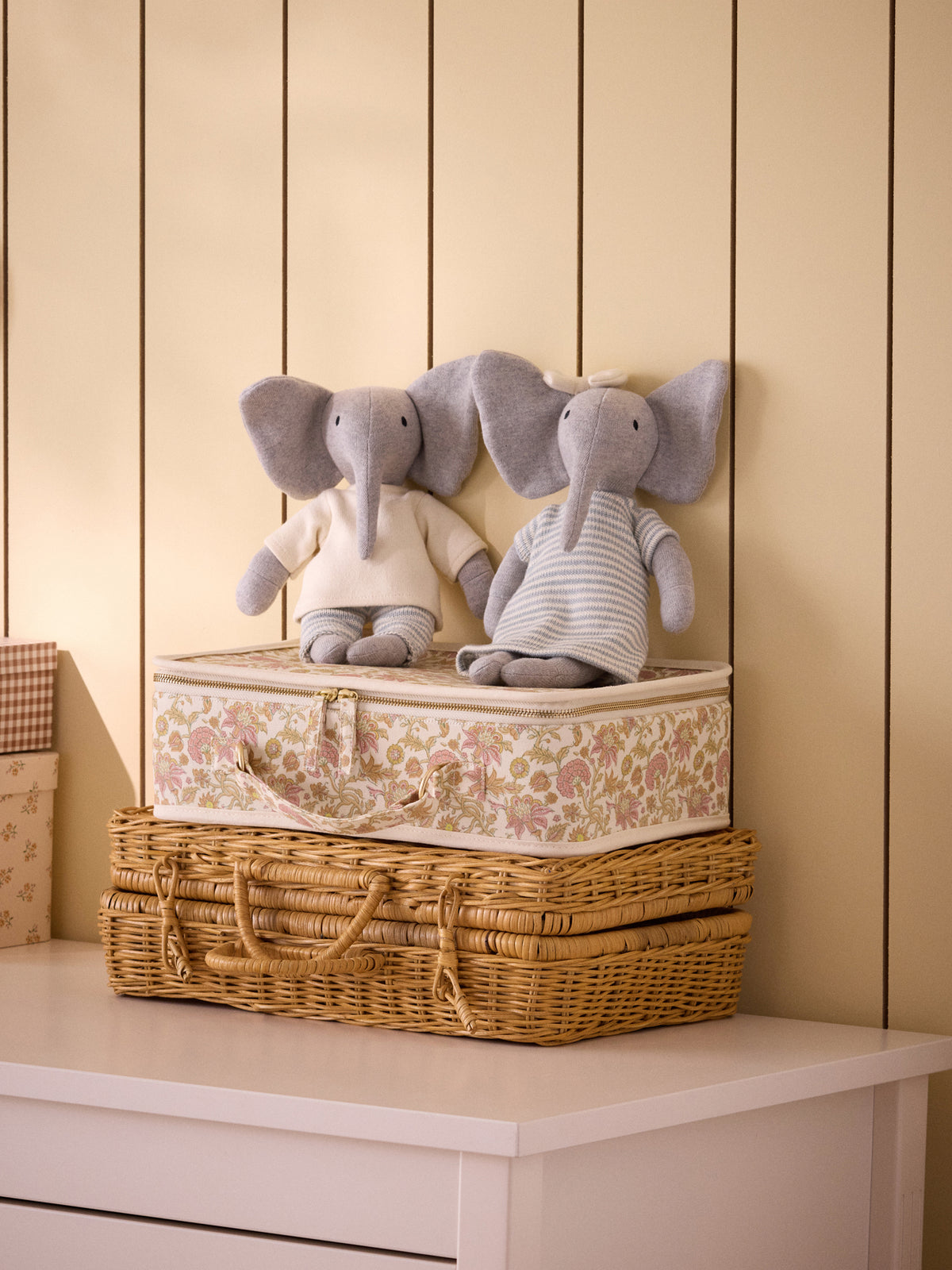 Peluche éléphant en tricot avec un ensemble en point mousse