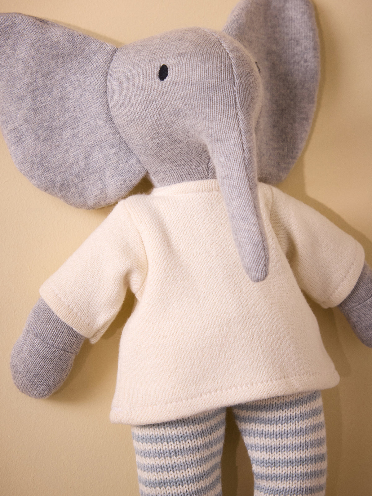 Peluche éléphant en tricot avec un ensemble en point mousse