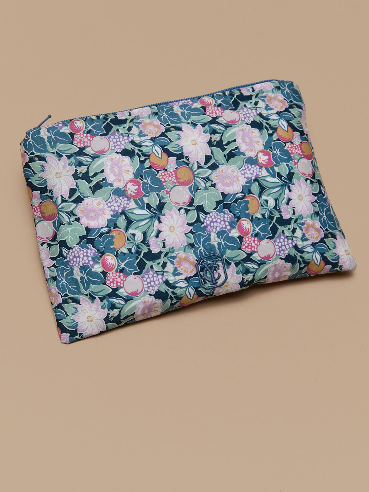 Pochette brodée en tissu Liberty - Vente Solidaire