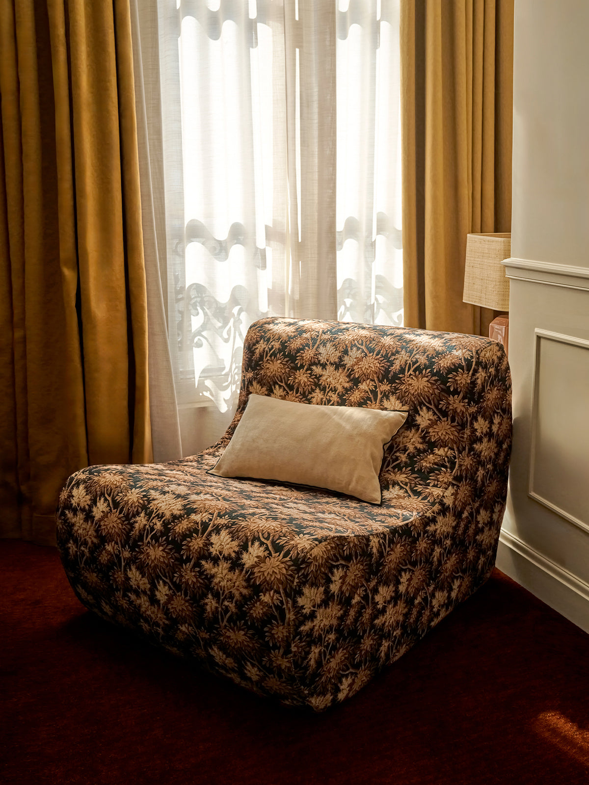 LOOKBOOK_GRAND_HOTEL_fauteuil_fleurie_doree