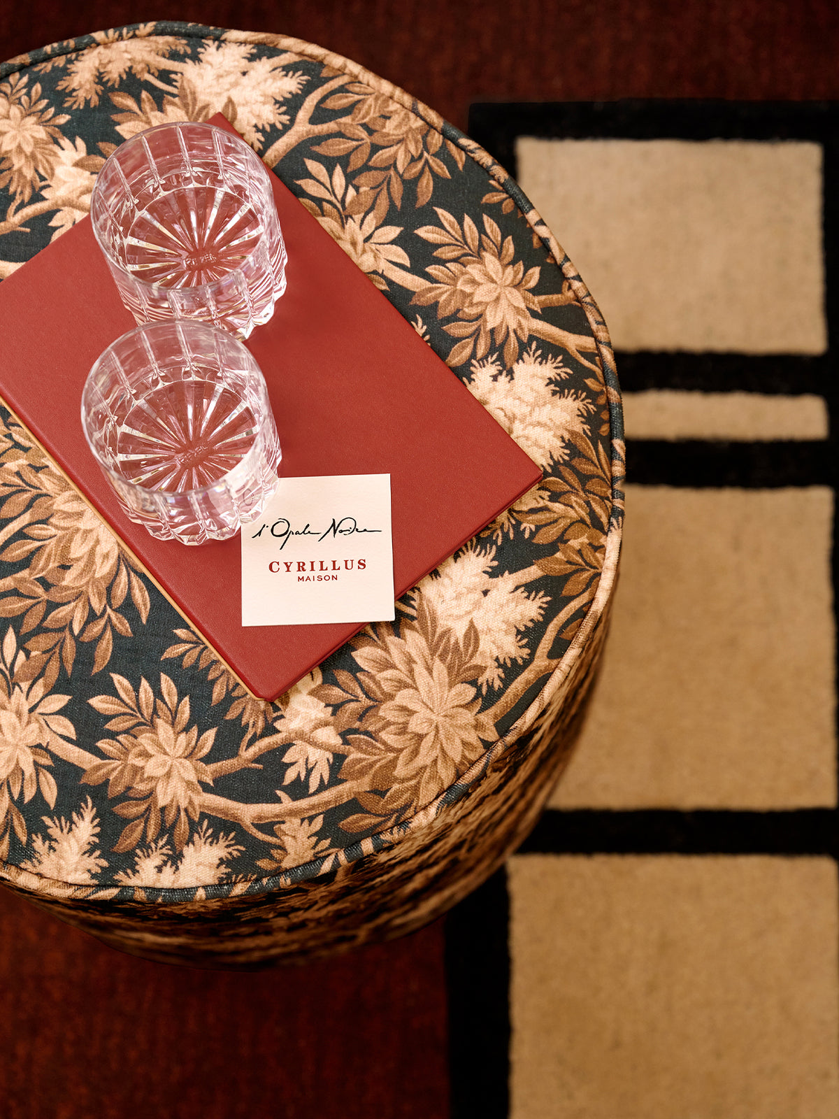 LOOKBOOK_GRAND_HOTELpouf_fleuri_dore