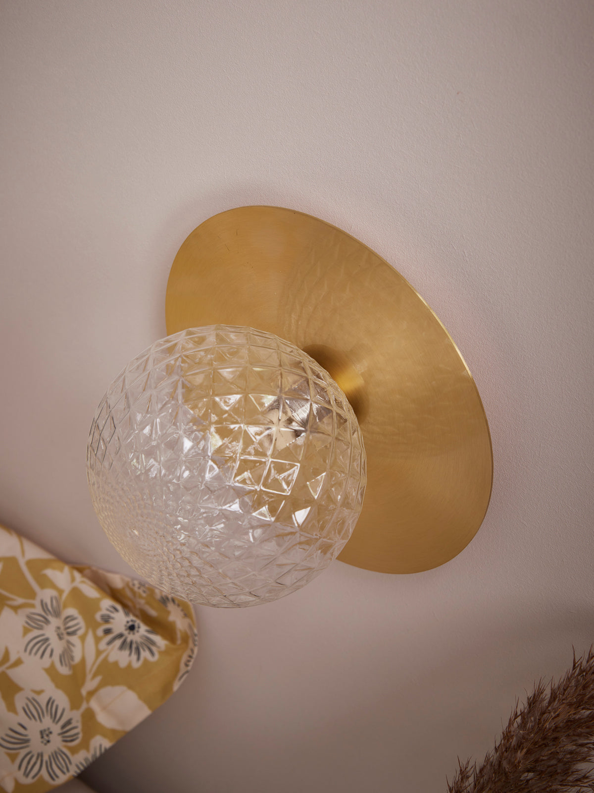 Applique globe et métal