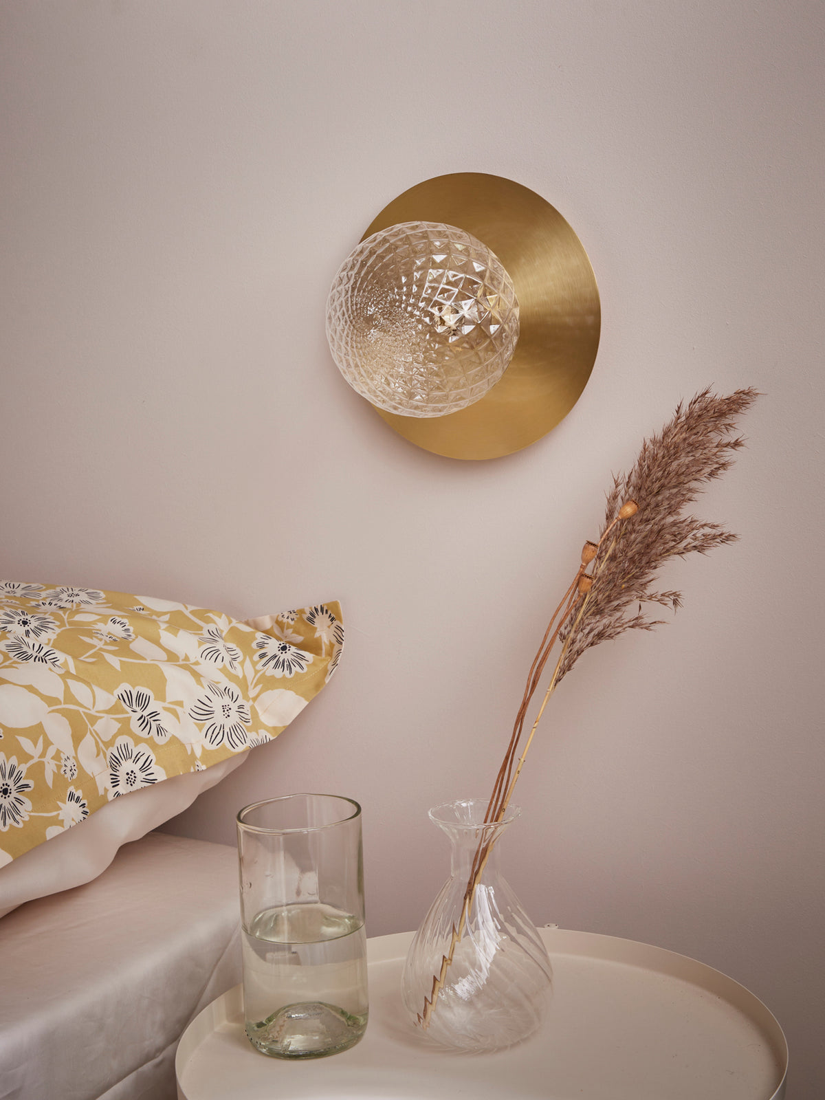 Applique globe et métal